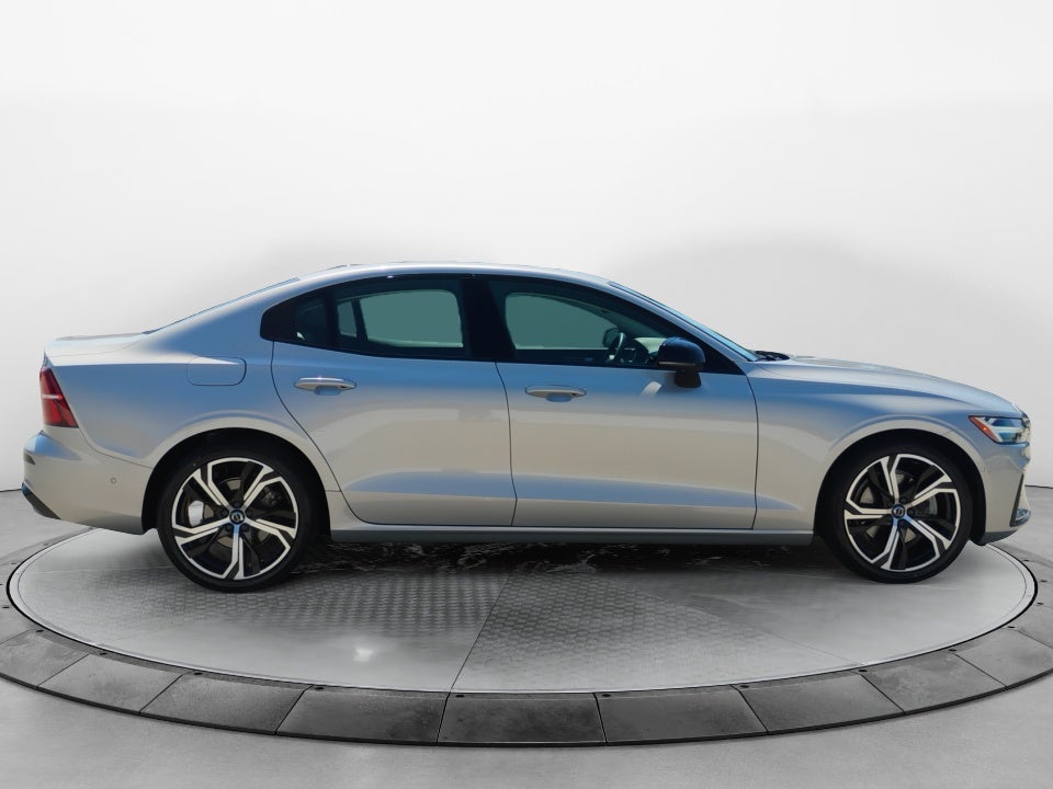2024 Volvo S60 Plus Dark Theme