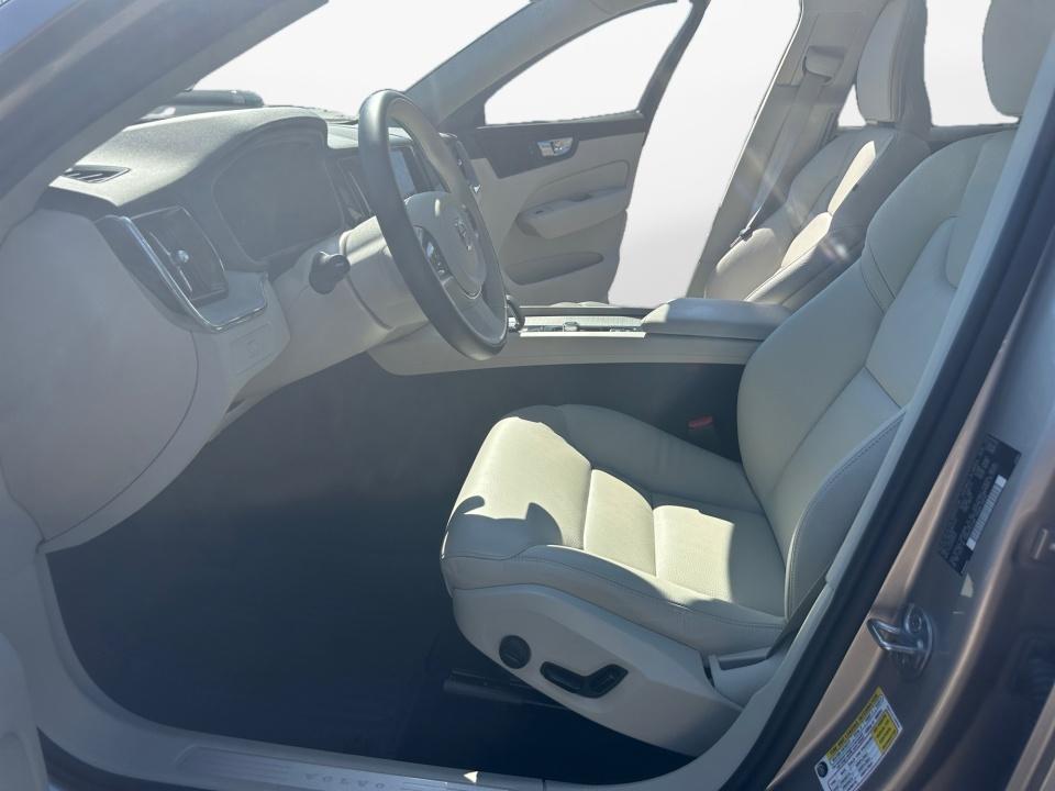 2024 Volvo XC60 Plus Dark Theme