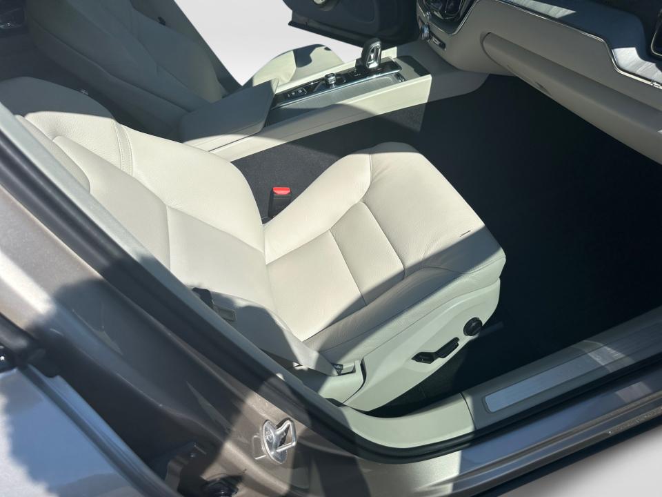 2024 Volvo XC60 Plus Dark Theme