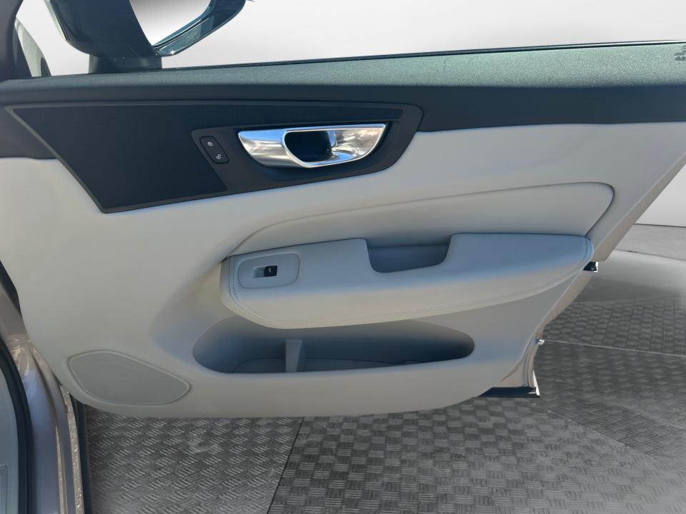 2024 Volvo XC60 Plus Dark Theme