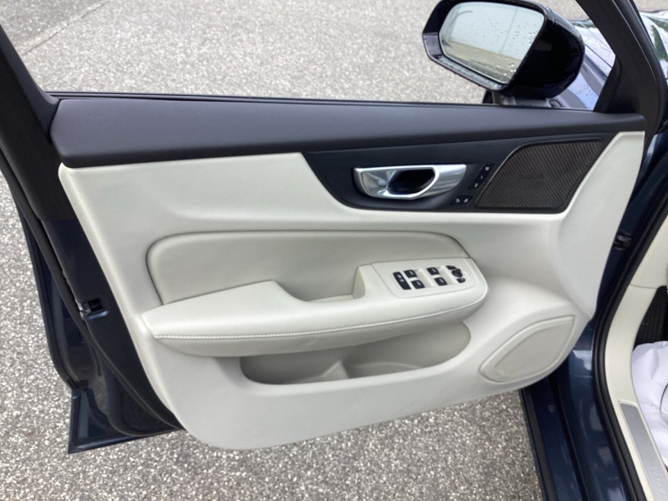 2024 Volvo S60 Recharge Plug-In Hybrid T8 Ultimate Dark Theme