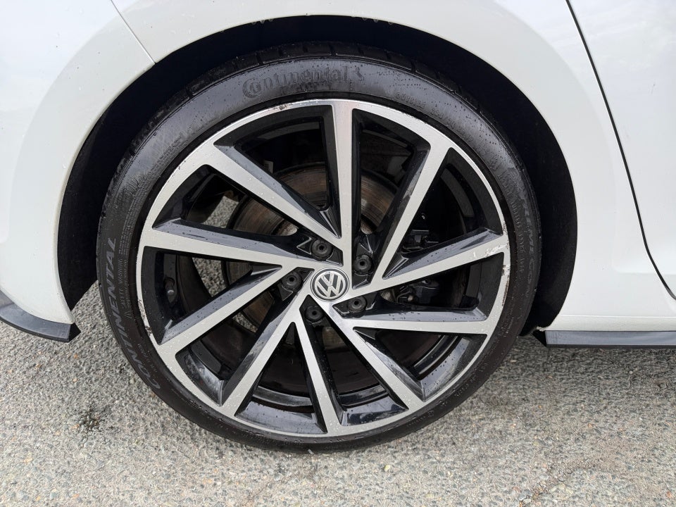 2019 Volkswagen Golf R 2.0T w/DCC & Navigation