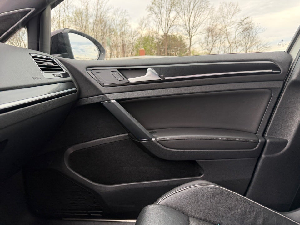 2019 Volkswagen Golf R 2.0T w/DCC & Navigation