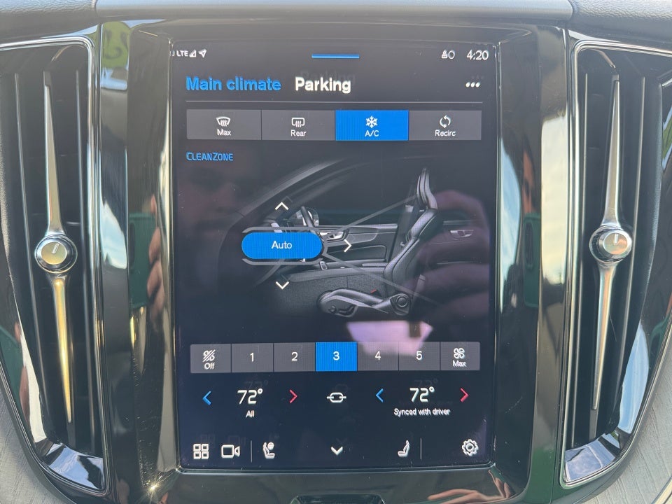 2023 Volvo XC60 Recharge Plug-In Hybrid T8 Plus Bright Theme