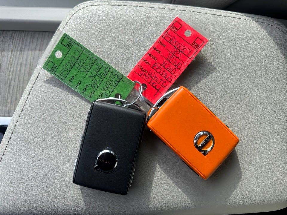 2023 Volvo XC60 B5 Plus Bright Theme