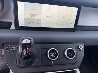 2023 Land Rover Defender SE