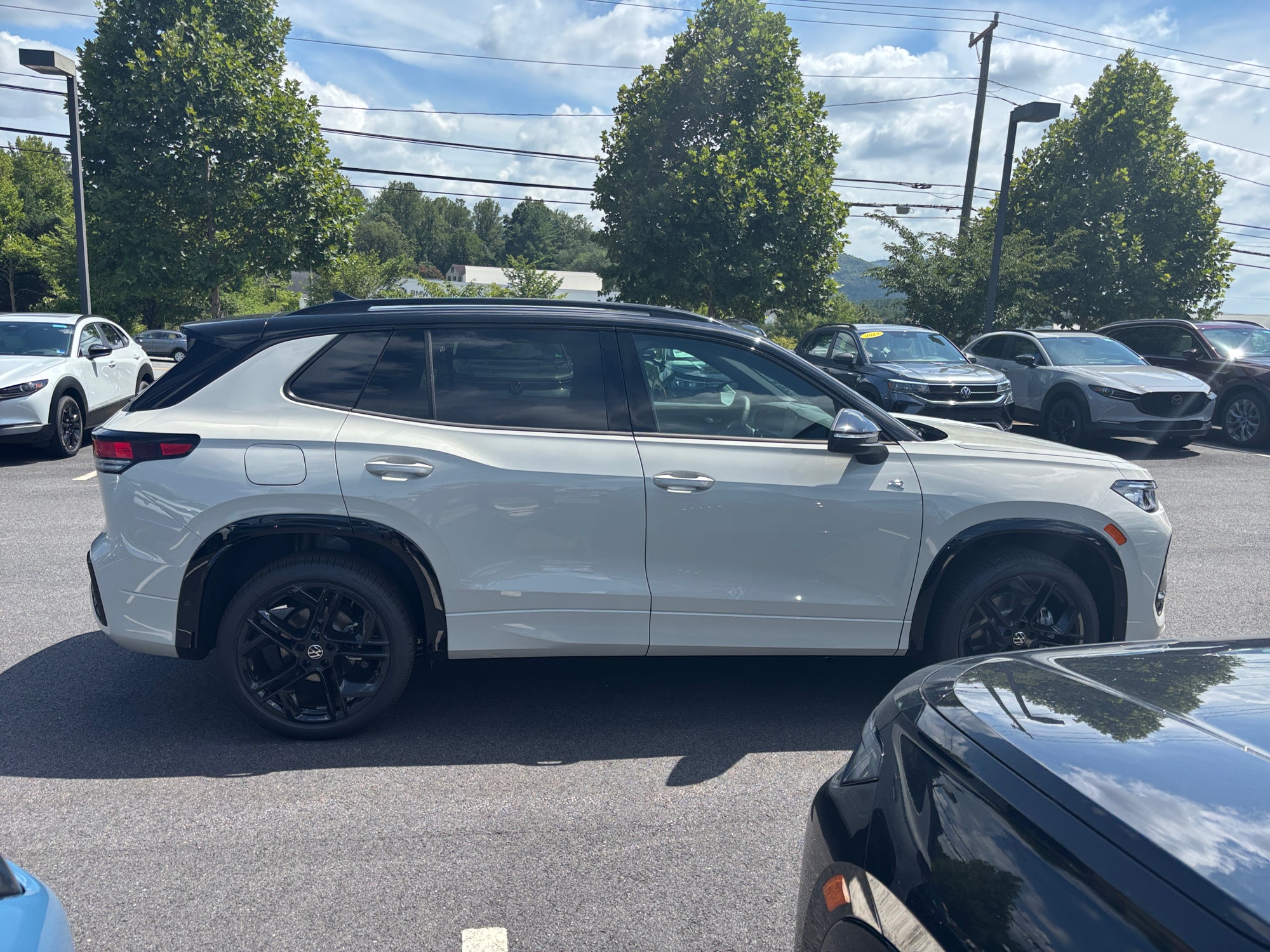 2026 Volkswagen Tiguan 2.0T SE R-Line Black
